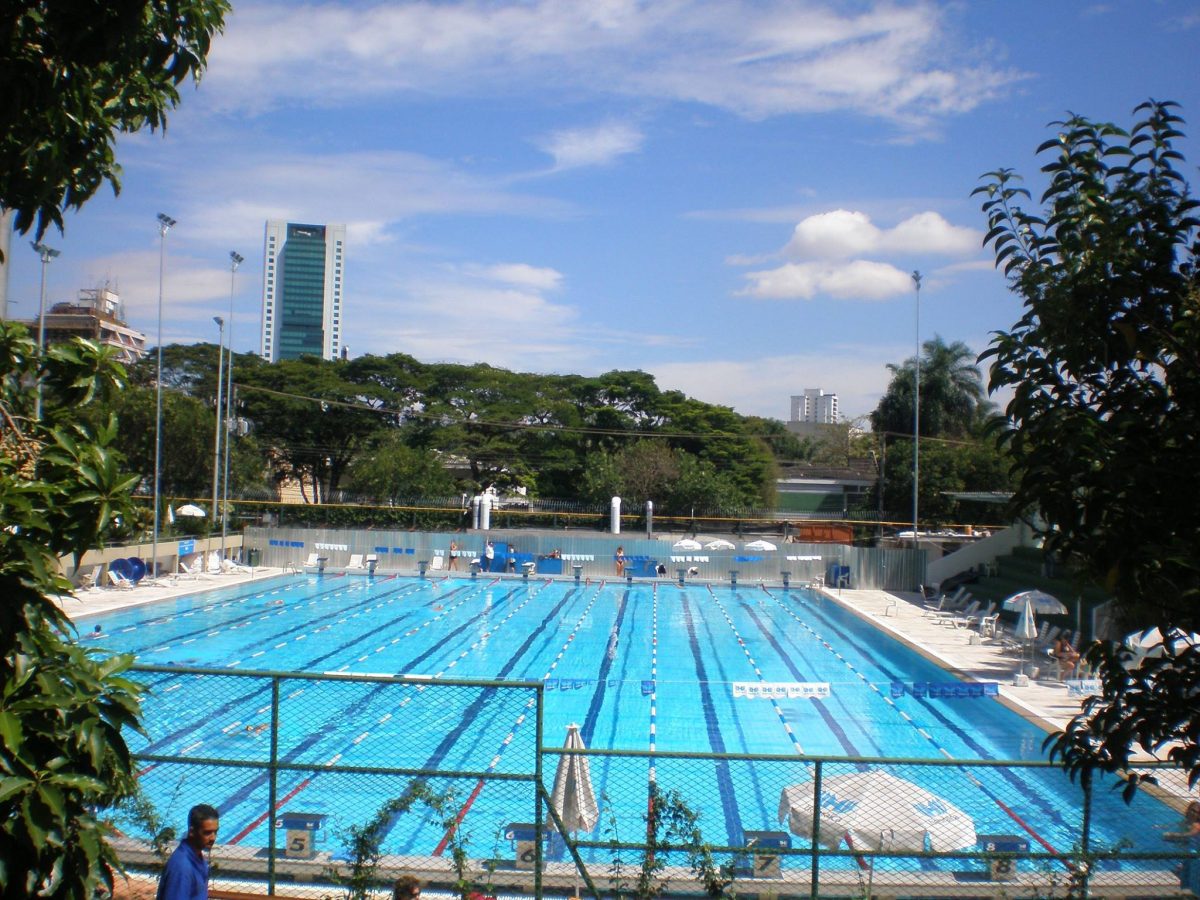 Qual é o melhor sistema de filtragem para piscinas de luxo?