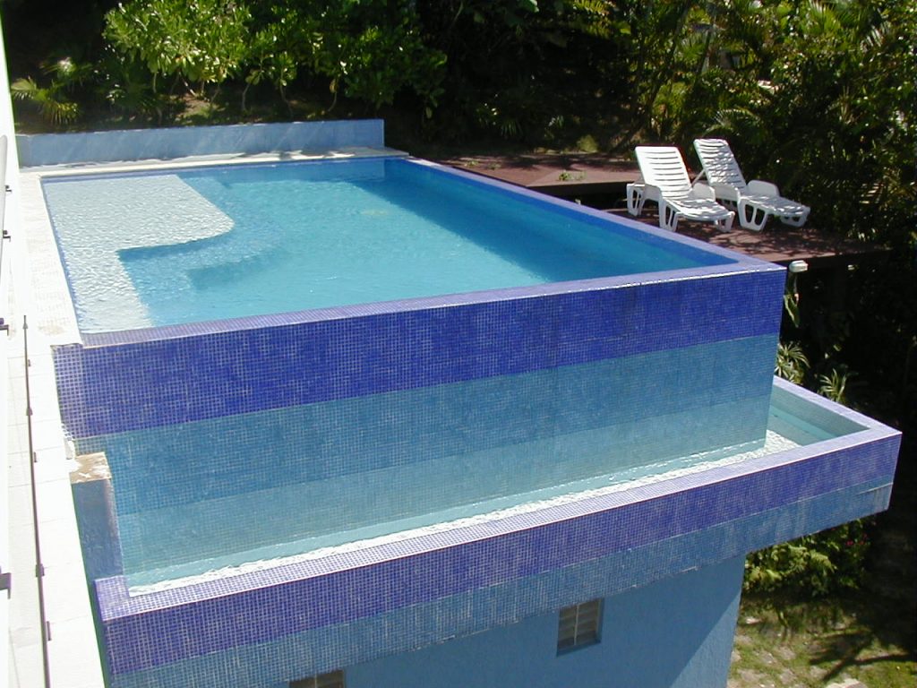 Piscina com borda infinita: projeto, tecnologia e cuidados antes da construção