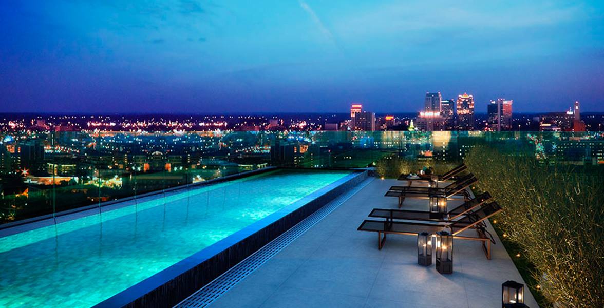 Piscina em Cobertura de Edifício Corporativo / Residencial