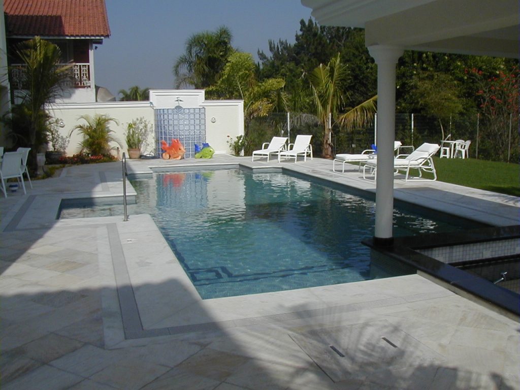 Residência de Campo com Lago e Piscina Integrados