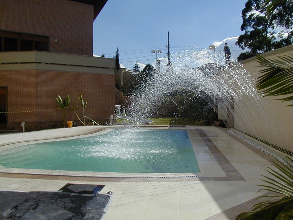 Piscina em Balanço com Visor Acrílico